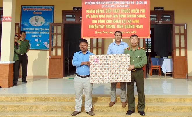 Đại tá Nguyễn Văn Đăng tặng quà cho chính quyền xã Gari.