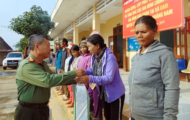 Dịp này, 100 suất quà đã được trao tặng cho đồng bào Cơ tu tại xã biên giới Gari, huyện Tây Giang. Trong ảnh: Đại tá Nguyễn Văn Đăng trao quà cho bà con.