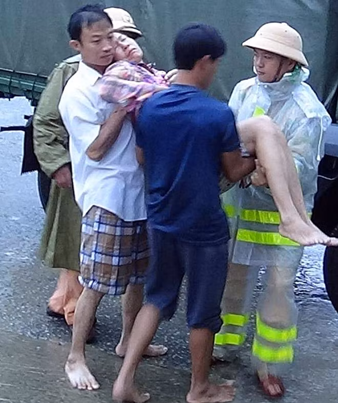 Công an tỉnh Quảng Nam giúp đỡ nhân dân trong mưa lũ (Ảnh tư liệu).