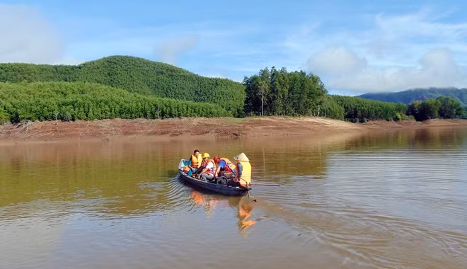 Để vào Nhà bia tưởng niệm Anh hùng, liệt sĩ tại Hóc Thượng phải đi đò mất gần 10 phút qua lòng hồ Trung Lộc.