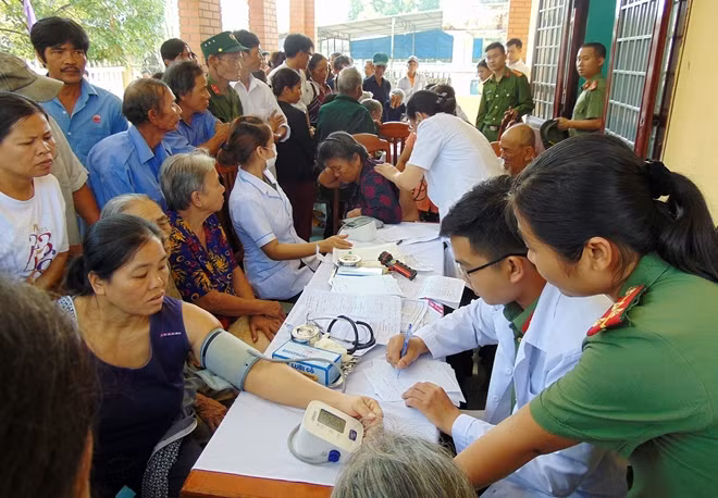 Do nhu cầu khám bệnh của người dân đông nên các cán bộ y, bác sĩ của Công an tỉnh Quảng Nam phải làm việc liên tục.