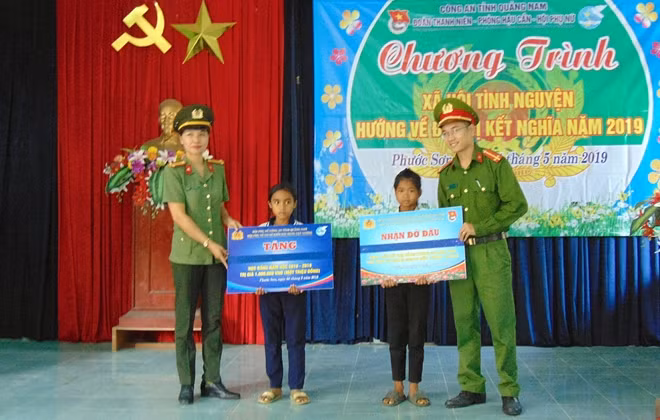 Các đơn vị nhận đỡ đầu 2 học sinh có hoàn cảnh khó khăn, vươn lên trong học tập.
