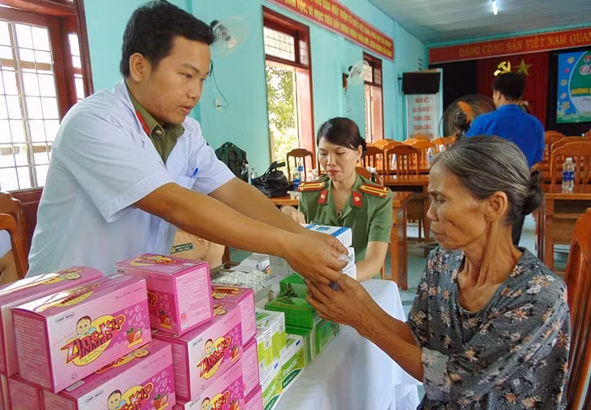 Phát thuốc miễn phí cho bà con sau khi được khám bệnh.