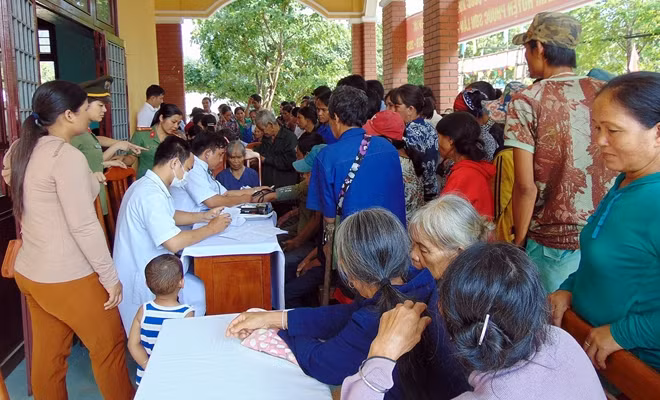 Hơn 300 người dân xã Phước Đức đến đăng ký khám chữa bệnh, cấp phát thuốc miễn phí.