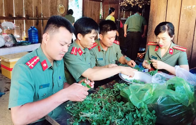 Đoàn viên thanh niên Công an tỉnh Quảng Nam hăng hái tham gia nấu bữa ăn học đường cho các em học sinh xã Đắk Pre.
