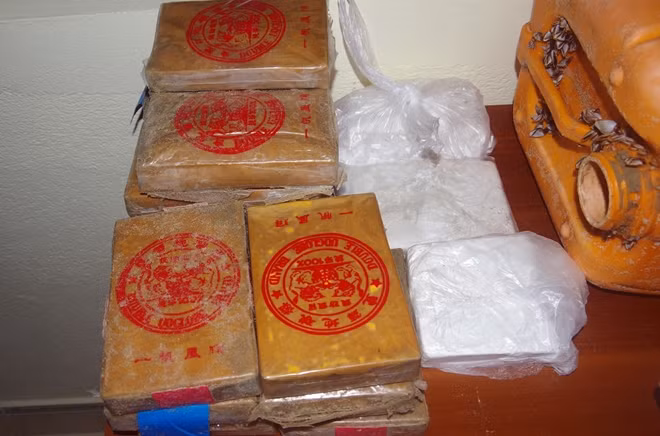 Số ma túy trong can nhựa trôi dạt vào bờ biển xã Tam Thanh được vận động thu hồi.