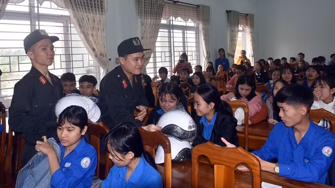 Tặng mũ bảo hiểm đạt chuẩn cho học sinh Trường THPT Huỳnh Thúc Kháng (huyện Tiên Phước).