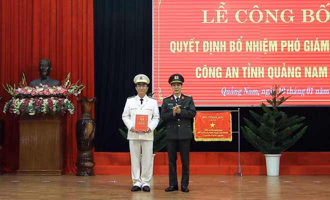 Trao quyết định của Bộ trưởng Bộ Công an bổ nhiệm chức vụ Phó Giám đốc Công an tỉnh Quảng Nam cho Thượng tá Nguyễn Thành Long.