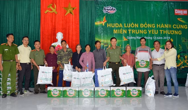 Đại diện Báo CAND, Công an tỉnh Quảng Nam và nhà tài trợ trao quà cho bà con xã Tam Thanh, TP Tam Kỳ.