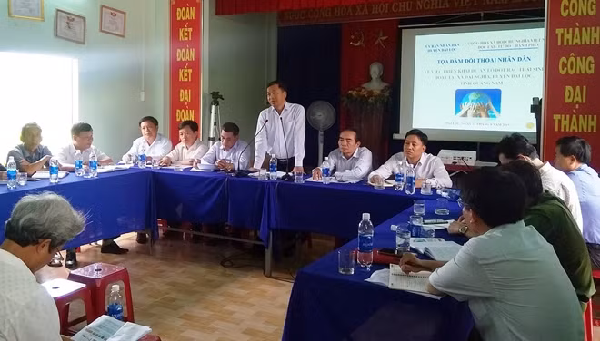 Ông Trần Văn Mai, Chủ tịch UBND huyện Đại Lộc, trao đổi với người dân tại cuộc họp.