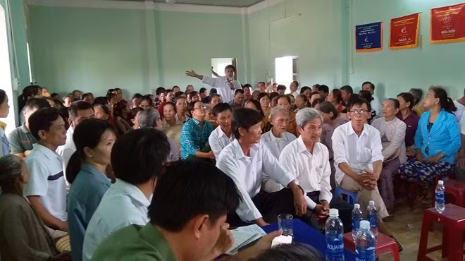 Đông đảo người dân tham gia cuộc họp liên quan dự án lò đốt rác thải Đại Nghĩa do UBND huyện Đại Lộc tổ chức.