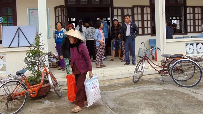 Niềm vui của các gia đình chính sách sau khi được nhận quà.