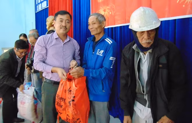 Ông Trương Thế Tùng, Tổng Giám giám Công ty Tân Trường Phát, trao quà cho bà con.