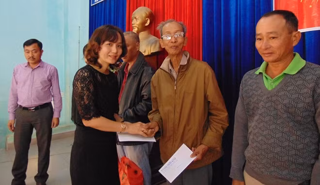 Bà Nguyễn Thị Thu Hà, Giám đốc Công ty Bất động sản Trường Phát, trao quà cho người dân xã Điện Phương.