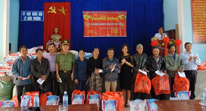 Niềm vui được nhận quà đến với 100 hộ gia đình xã Điện Phương trong những ngày giáp Tết Nguyên đán Kỷ Hợi 2019.