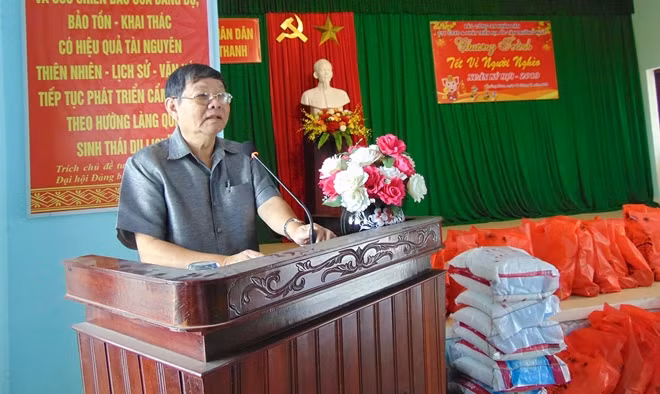 Trung tướng Lê Ngọc Nam mong rằng các gia đình chính sách xã Cẩm Thanh sẽ có được một cái Tết sum vầy, đầm ấm.