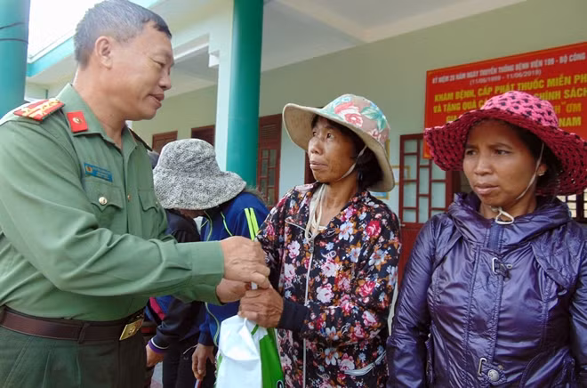 Đại tá Nguyễn Văn Đăng, Phó Giám đốc Bệnh viện 199, trưởng đoàn công tác, tặng quà cho người dân xã Ch'ơm, huyện Tây Giang.