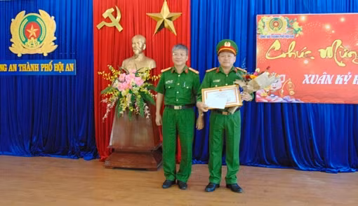 Khen thưởng đơn vị triệt phá đường dây tàng trữ, mua bán trái phép ma tuý ảnh 2
