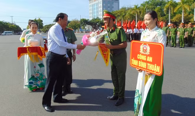 Ông Đinh Văn Thu, Chủ tịch UBND tỉnh Quảng Nam, tặng hoa cho các đội tham gia Hội thi.
