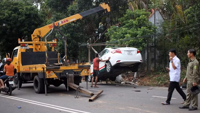 Lực lượng chức năng có mặt tham gia công tác cứu hộ xe taxi sau vụ va chạm.