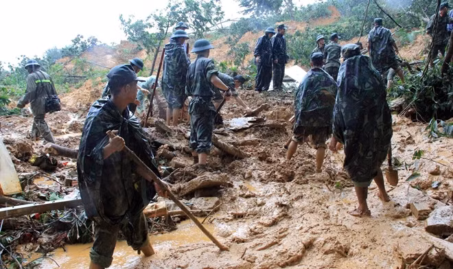 Lực lượng Quân đội giúp đỡ nhân dân khắc phục hậu quả sạt lở đất tại tỉnh Quảng Nam (Ảnh tư liệu).