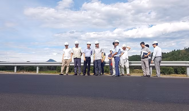 Đoàn công tác của Tổng cục Đường bộ Việt Nam kiểm tra việc khắc phục vết hằn lún trên cao tốc Đà Nẵng - Quảng Ngãi.