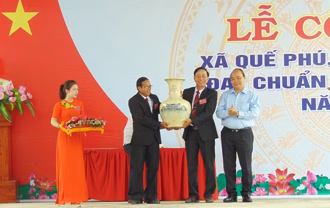 Thủ tướng Nguyễn Xuân Phúc tặng quà cho Đảng bộ, chính quyền và nhân dân xã Quế Phú.