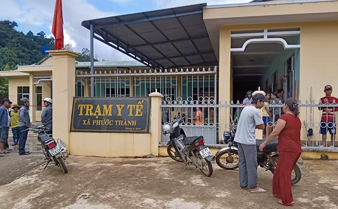 Các nạn nhân bị thương do sét đánh được đưa đến Trạm Y tế xã Phước Thành điều trị.