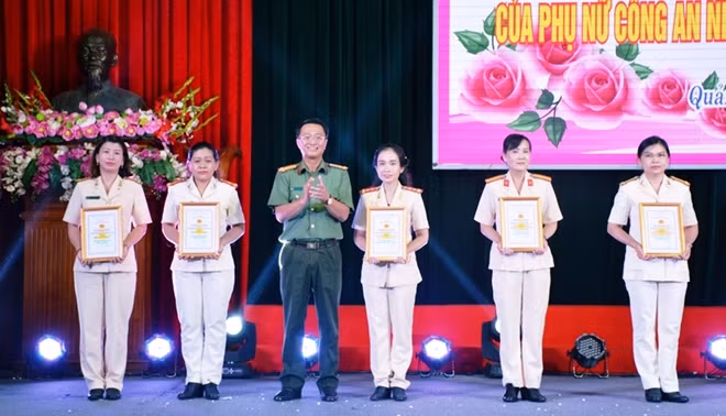 Thượng tá Nguyễn Thành Long, Phó Giám đốc Công an tỉnh Quảng Nam, thay mặt Giám đốc Công an tỉnh tuyên dương 5 công trình, mô hình tiêu biểu.