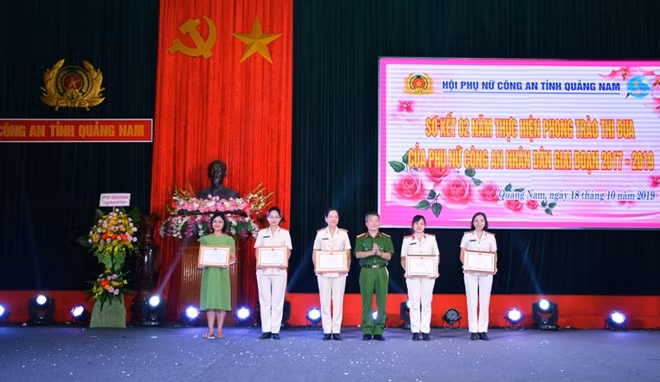 Đại tá Nguyễn Đức Dũng, Phó Giám đốc Công an tỉnh Quảng Nam, tặng Giấy khen của Giám đốc Công an tỉnh cho 5 tập thể đạt thành tích xuất sắc trong phong trào thi đua.