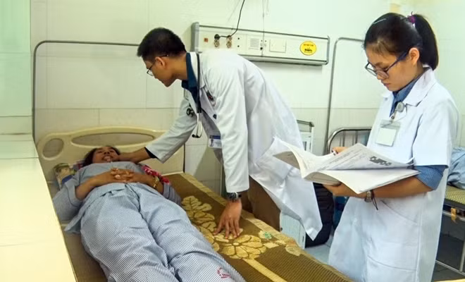 Bệnh nhân bị sốt xuất huyết được điều trị tại bệnh viện.