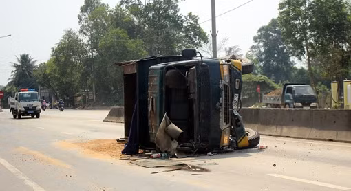 Tông dải phân cách, hai sinh viên thương vong ảnh 4