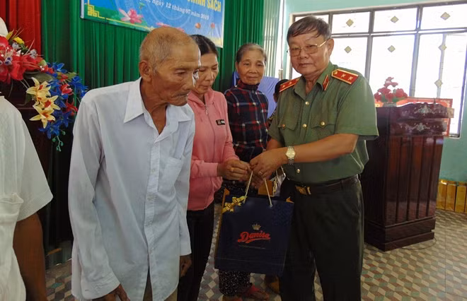 Trung tướng Lê Ngọc Nam tặng quà cho các hộ gia đình chính sách.