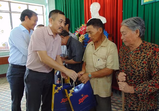 Đại diện nhà tài trợ trao quà cho các gia đình chính sách.