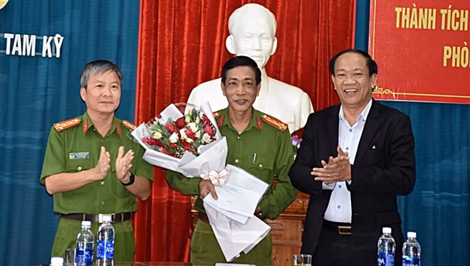 Ông Đinh Văn Thu trao thưởng đột xuất cho Công an TP Tam Kỳ.