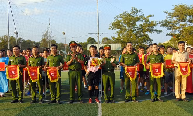Đại tá Nguyễn Đức Dũng, Thủ trưởng Cơ quan Cảnh sát điều tra, Phó Giám đốc Công an tỉnh Quảng Nam, tặng Cờ lưu niệm cho các đội tham gia giải đấu.