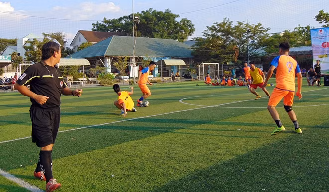Một pha bóng hấp dẫn ở trận mở màn giải đấu.