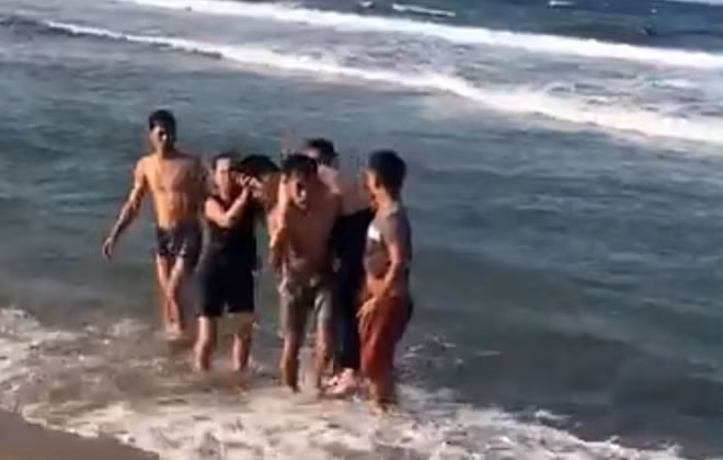 Trung úy Quách Văn Tình cùng người dân địa phương ứng cứu các em học sinh bị đuối nước. Ảnh: F.B