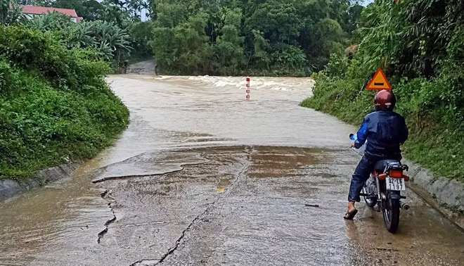 Tuyến QL40B đi huyện Nam Trà My bị nước lũ chia cắt.