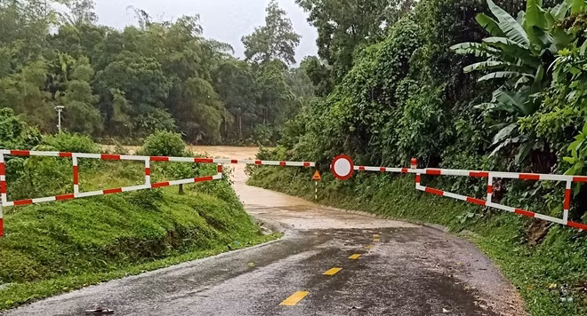 Chính quyền địa phương đã dựng barie tại những điểm nước tràn qua QL40B để cảnh báo nguy hiểm.