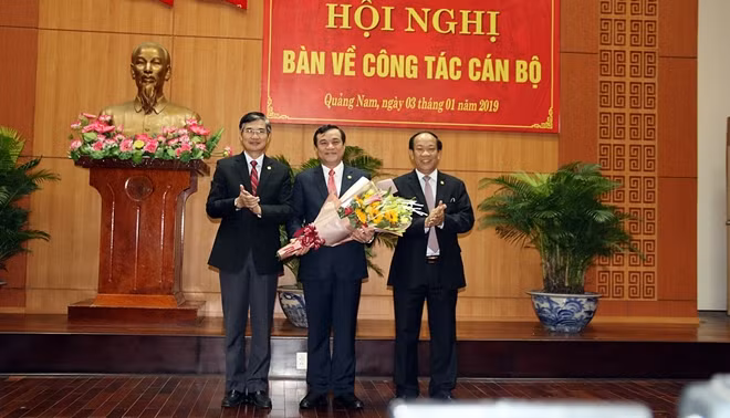 Lãnh đạo chủ chốt tỉnh Quảng Nam tặng hoa chúc mừng đồng chí tân Bí thư Tỉnh ủy Phan Việt Cường.