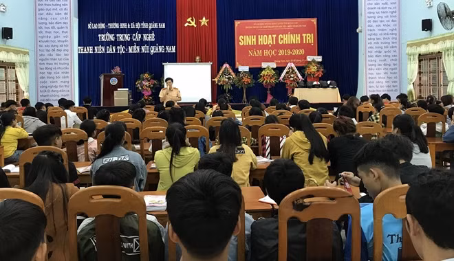 Hàng trăm em học sinh là đồng bào các dân tộc thiểu số tại Quảng Nam háo hức tham gia buổi tuyên truyền.