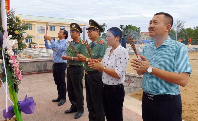 Trước khi trao quà, đoàn đã đến dâng hương, dâng hoa tại Nghĩa trang liệt sĩ xã Duy Nghĩa.
