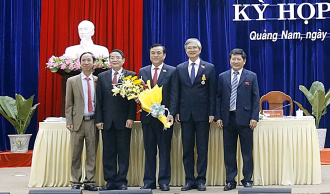 Các đại biểu tặng hoa chúc mừng đồng chí Phan Việt Cường được bầu giữ nhiệm vụ mới.