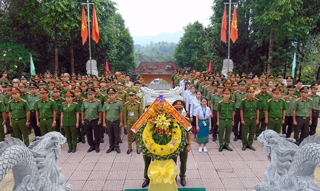 Đoàn viên thanh niên Công an tỉnh Quảng Nam và Sở An ninh tỉnh Sê Kông, nước bạn Lào tổ chức dâng hoa, dâng hương tại Khu di tích An ninh khu V.