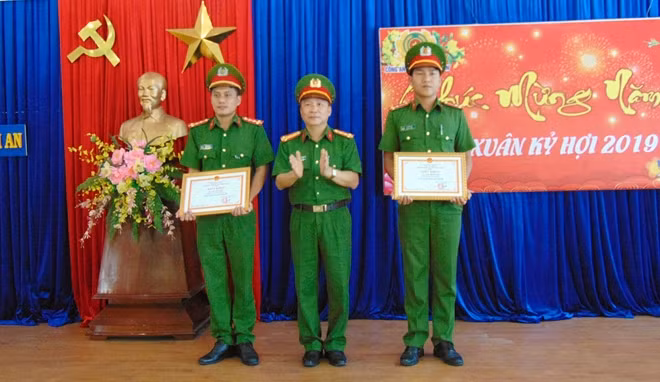 Đại tá Nguyễn Đức Dũng trao Giấy khen cho 2 cá nhân thuộc Công an TP Hội An.
