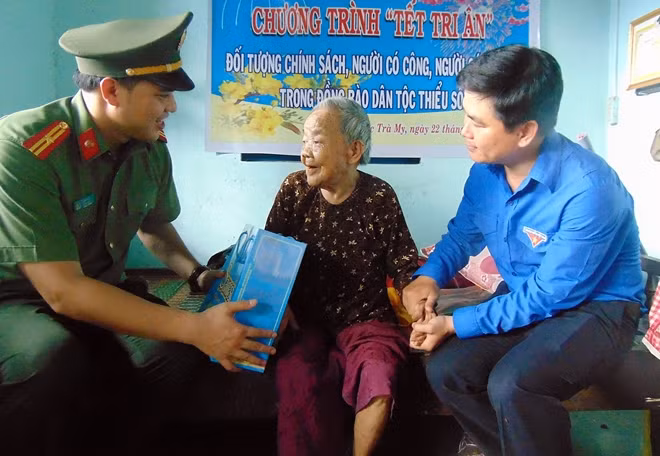 Thiếu tá Đồng Đức Vũ đại diện tuổi trẻ CAND thăm hỏi, tặng quà Mẹ Việt Nam anh hùng Đào Thị Chước.