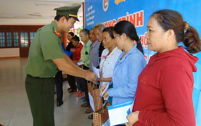Đoàn tặng quà các gia đình chính sách.