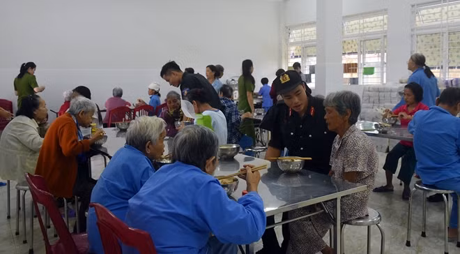 Ấm áp bữa cháo nghĩa tình của cán bộ, chiến sĩ CSCĐ trước thềm năm mới dành tặng người già.