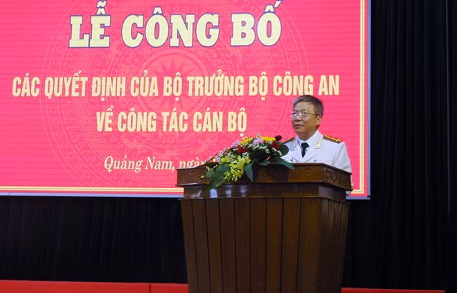 Đại tá Nguyễn Đức Dũng phát biểu nhận nhiệm vụ.